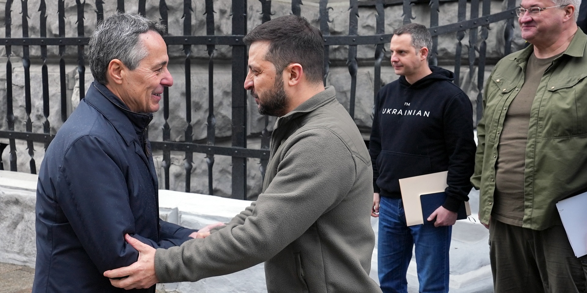 Il Presidente Cassis stringe la mano al Presidente ucraino Zelensky.
