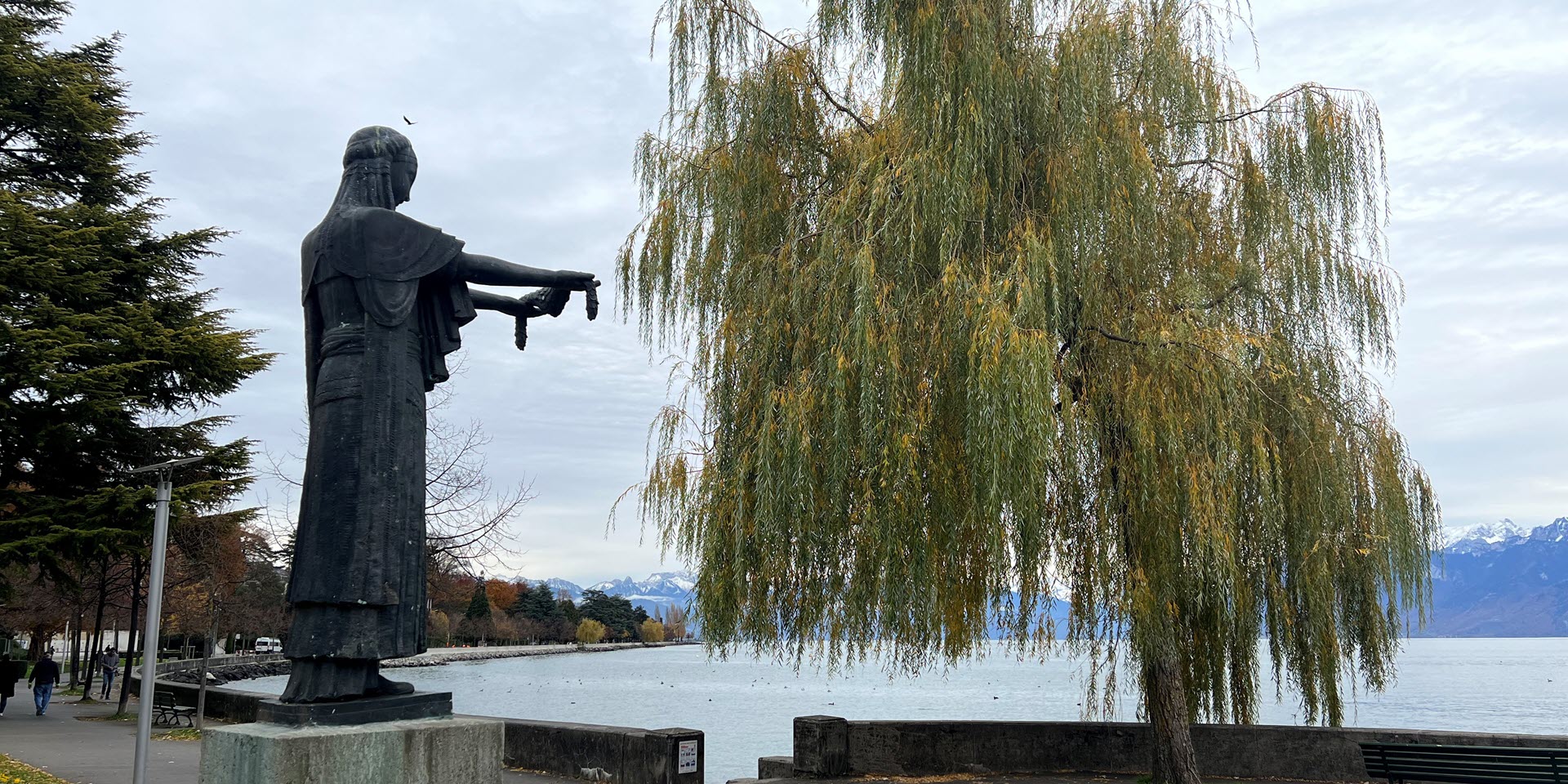 La statua denominata "La Belgique reconnaissante" fotografata di fronte al lago di Ginevra.