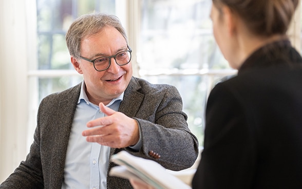 Sacha Zala, directeur du centre de recherche Dodis – documents diplomatiques suisses donne des explications en faisant un geste de la main.