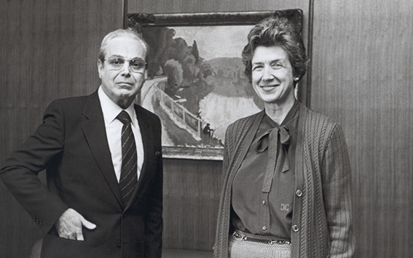 Francesca Pometta steht neben dem damaligen Generalsekretär der Vereinten Nationen, Javier Pérez de Cuéllar.