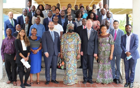 Foto di gruppo delle e dei partecipanti al workshop sull’universalizzazione della Convenzione sulle munizioni a grappolo tenutosi ad Abuja.