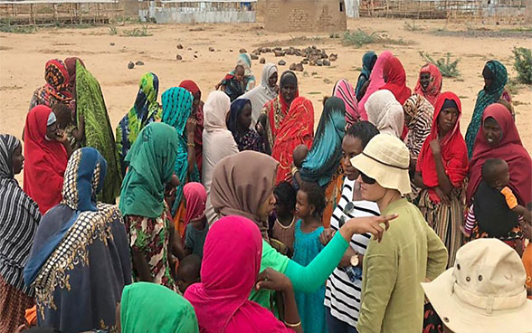 Séverine Weber parla con una comunità di pastori in Etiopia.