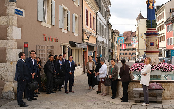 Die beiden Delegationen diskutieren während des Besuchs in Delémont.