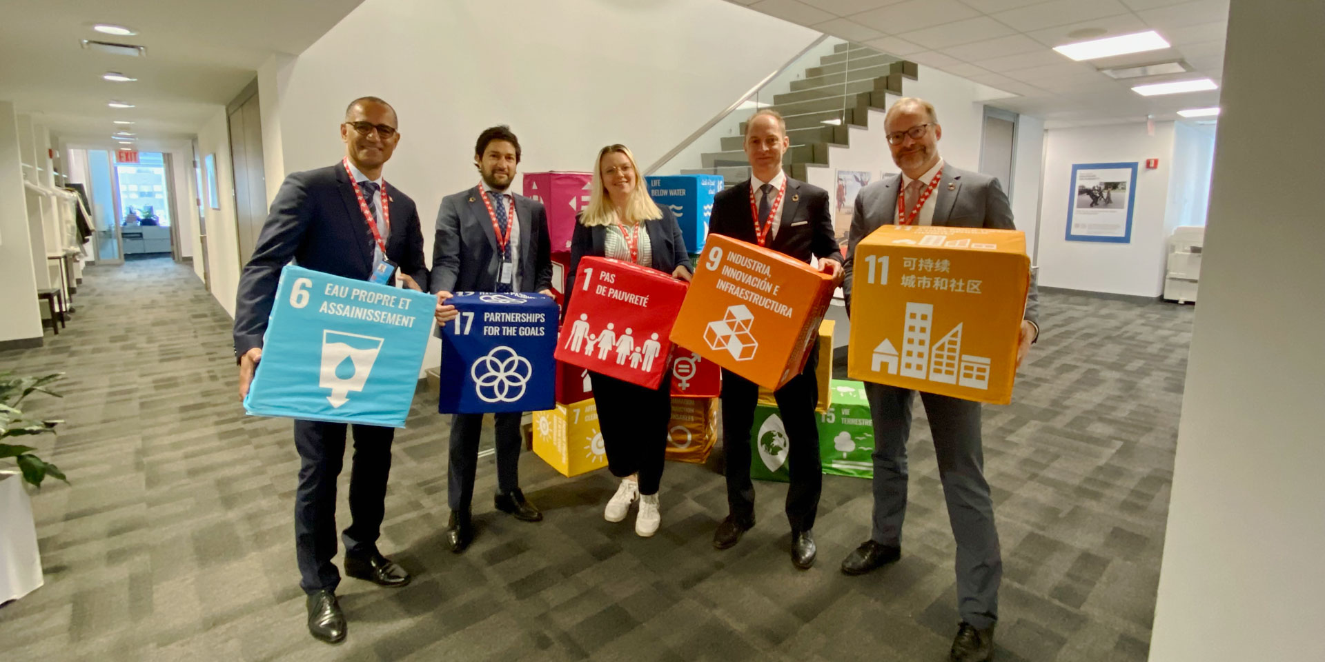 La délégation suisse au Forum politique de haut niveau 2023 à New York porte des cubes de couleur, chacun représentant un objectif de développement durable.