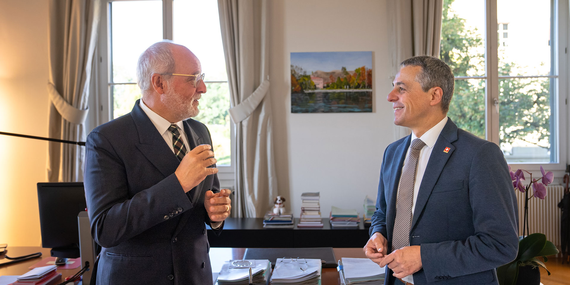 Alexandre Fasel, alla sinistra del Consigliere federale Cassis. Dialoga con lui.