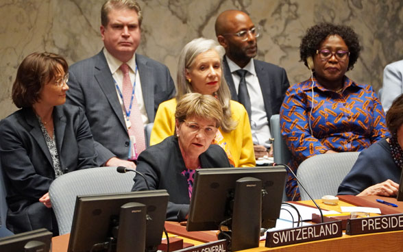 La conseillère fédérale Viola Amherd s'exprime à la table en fer à cheval du Conseil de sécurité de l'ONU à New York.
