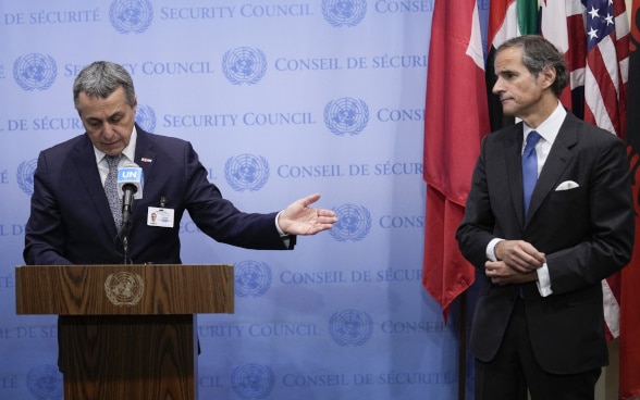 Bundesrat Ignazio Cassis und IAEO-Generaldirektor Rafael Grossi sprechen vor den Medien in New York.