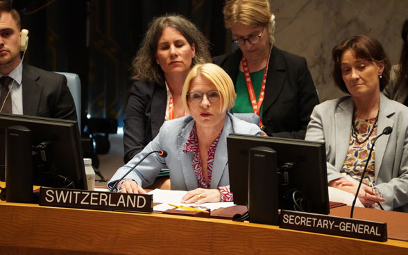 EDA-Staatsekretärin Livia Leu spricht am hufeisenförmigen Tisch des UNO-Sicherheitsrats in New York.