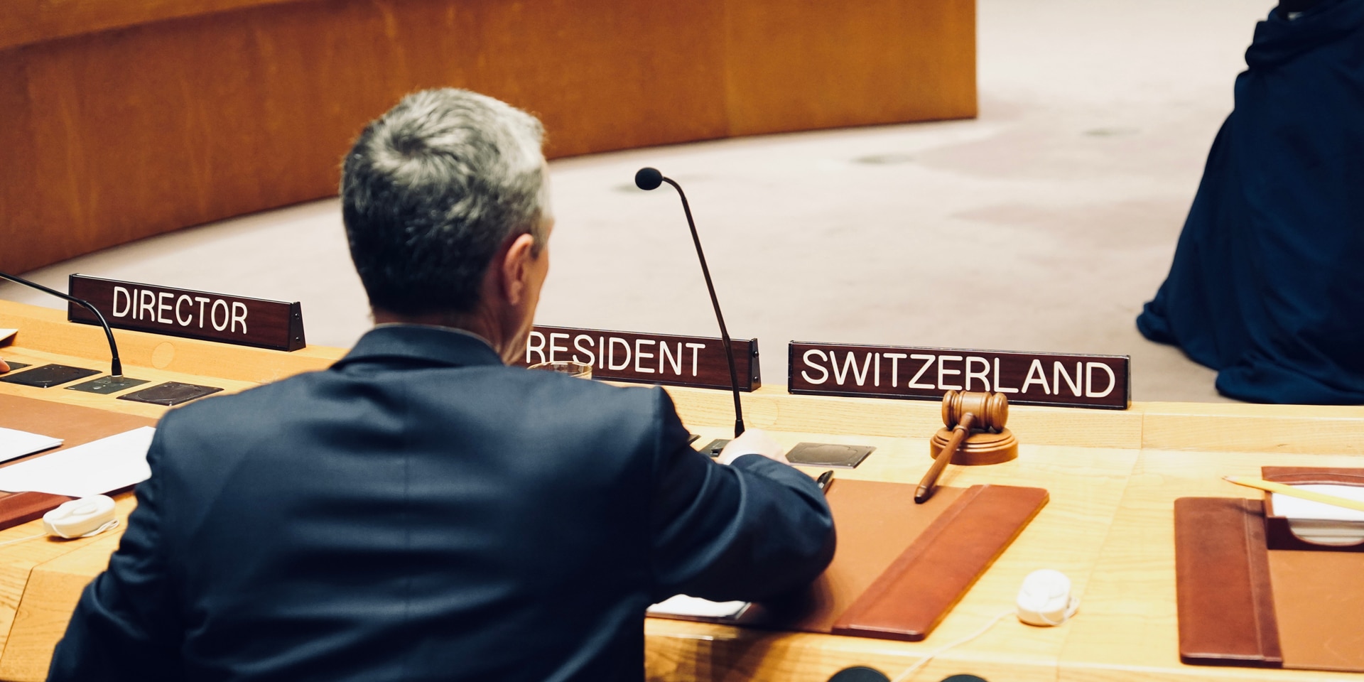 Il consigliere federale Ignazio Cassis siede al tavolo a ferro di cavallo del Consiglio di sicurezza dell’ONU durante la presidenza svizzera.