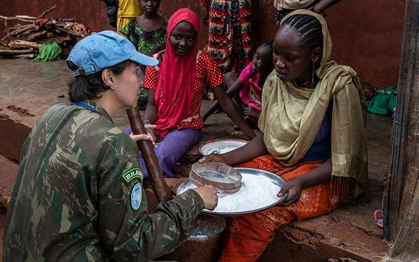 Eine Kommandantin bei der MINUSCA spricht mit einer Zivilistin in einem Dorf in der Zentralafrikanischen Republik.