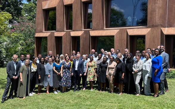 Ignazio Cassis avec le personnel du DFAE devant l’Ambassade de Suisse à Nairobi.