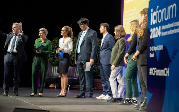 Ignazio Cassis and young people standing on a stage.