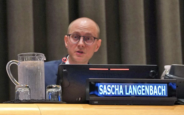 Sascha Langenbach dell’ETH di Zurigo tiene un discorso al Consiglio di sicurezza.
