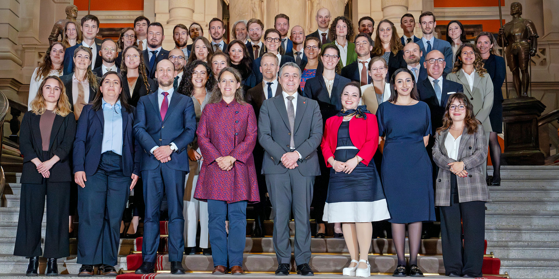 Le conseiller fédéral Ignazio Cassis entouré des membres de la volée 2024-2025.