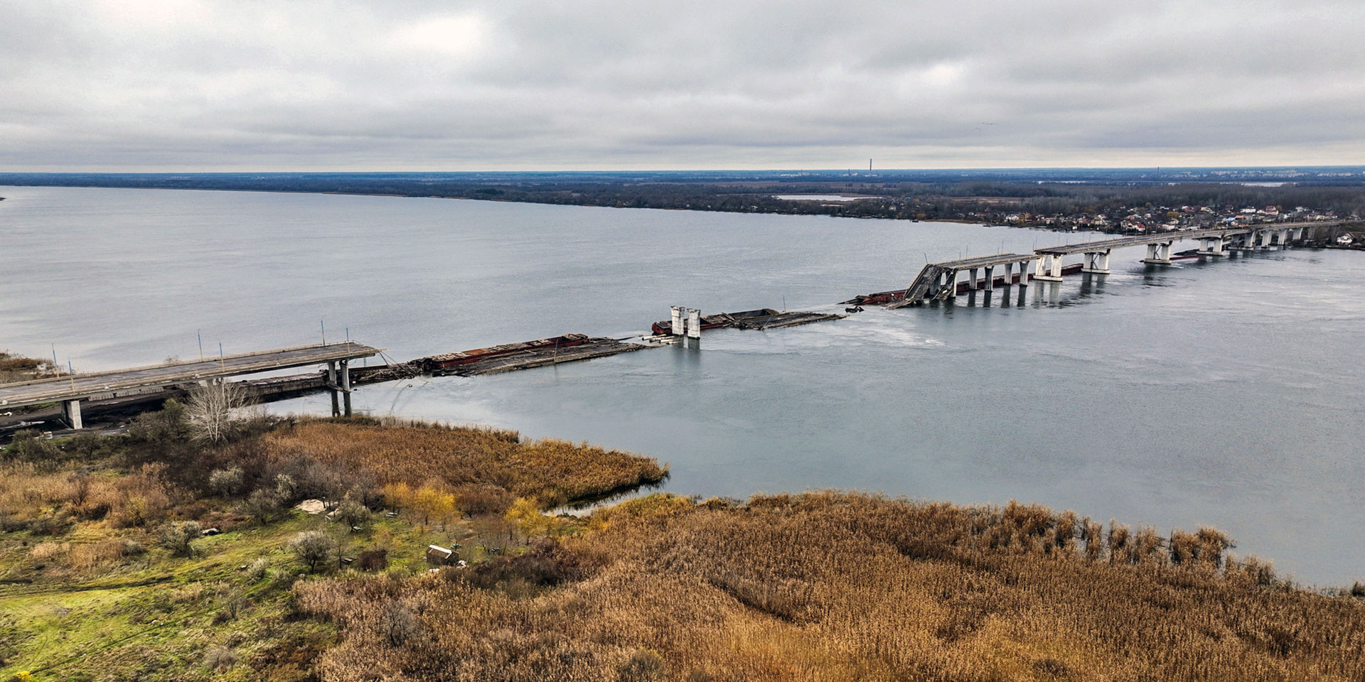 Un pont autoroutier, dont une partie de la chaussée, détruite, est tombée dans le fleuve.