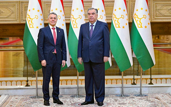 Ignazio Cassis steht neben dem Präsidenten von Tadschikistan, Emomali Rahmon.