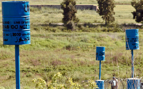 Blau gefärbte Metallfässer markieren das Gebiet entlang der Blauen Linie zwischen Israel und Libanon.