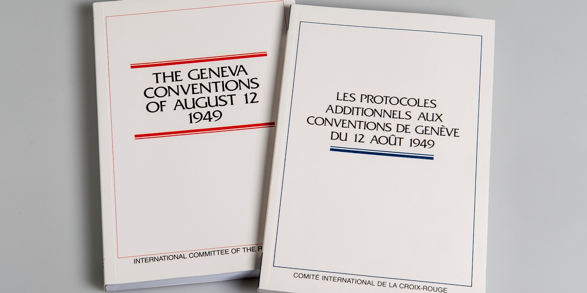 Zwei Bände der Genfer Konventionen vom 12. August 1949 und ihrer Zusatzprotokolle.