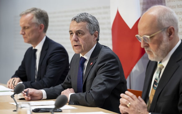 Federal Councillor Ignazio Cassis, Head of the Federal Office of Justice Michael Schöll and State Secretary Alexandre Fasel at a press conference.