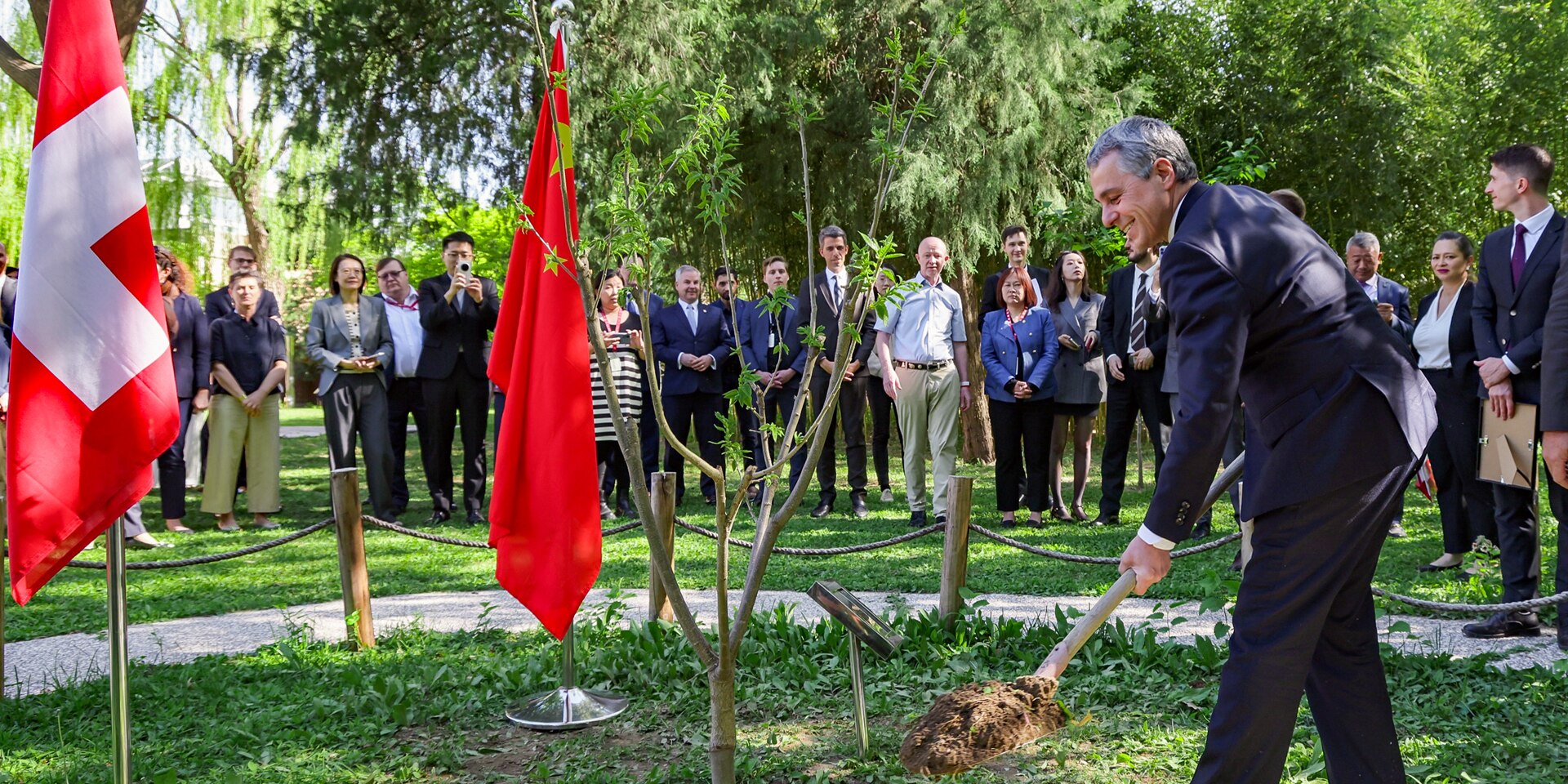 Zur Feier des Jubiläums pflanzte Bundesrat Ignazio Cassis in Anwesenheit einer chinesischen Delegation im Garten der Schweizer Botschaft in Peking eine Kastanie.