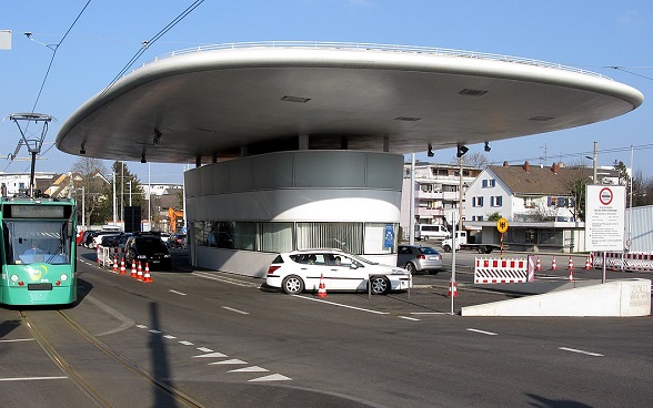Weil am Rhein: un poste frontière que traversent de nombreux véhicules et tramways.