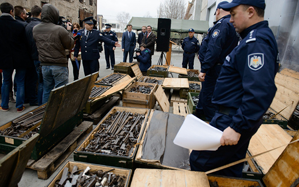 Moldawische Polizisten sortieren und zerstören Waffen in Kischinau am 20. November 2013