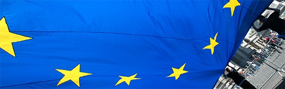 Foto della bandiera europea davanti al Cinquantenario a Bruxelles