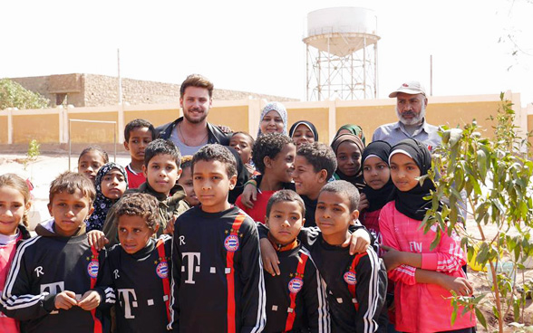 A Assouan, Bastian Baker a rencontré les enfants du club environnemental de Nasseriya. © DDC