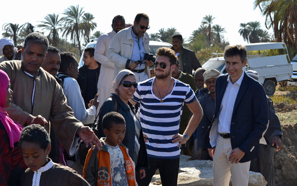 Bastian Baker during his visit of the Youth Employment Project. © SDC