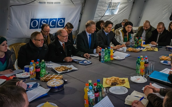 In einem Zelt leiten Schweizer OSZE-Vertreter Anfang 2016 ein Treffen von russischen, südossetischen und georgischen Delegationen an der Verwaltungslinie bei Ergneti Georgien.