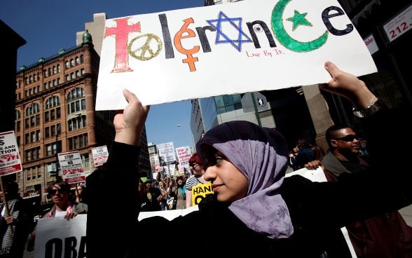 À New York, en avril 2011, une jeune manifestante demande la tolérance à l’égard de toutes les religions.