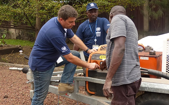 Consulente logistico svizzero impegnato nel programma dell’ONU contro le mine nella Repubblica Democratica del Congo : formazione sull’utilizzo del generatore.