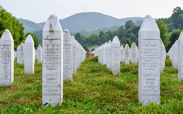 Ein Gräberfeld mit weissen identischen Grabsteinen in der Gedenkstätte von Srebrenica im heutigen Bosnien-Herzegowina.