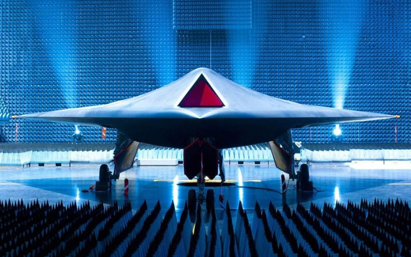 Prototipo di un drone militare britannico, circondato da munizioni, all’interno di un capannone: l’esemplare è predecessore di un sistema d’arma autonomo.