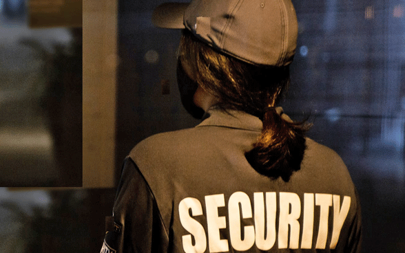 Rücken einer Sicherheitsdienstmitarbeiterin mit dem Schriftzug "Security".
