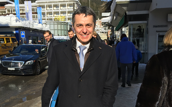 Leconseiller fédéral Ignazio Cassis en déplacement dans les rues de Davos, lors du World Economic Forum. 