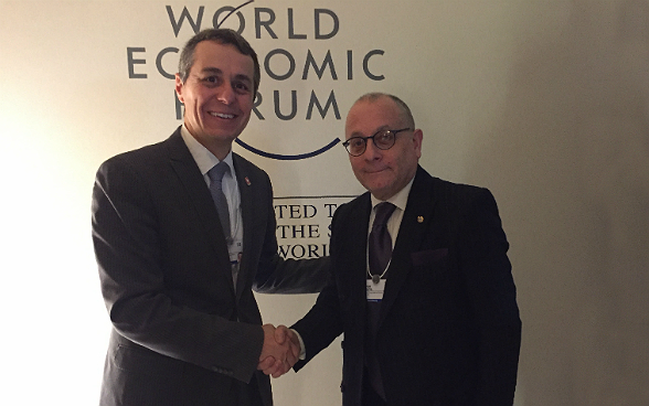 Le conseiller fédéral Ignazio Cassis et Jorge Faurie, ministre argentin des affaires étrangères, avant les entretiens bilatéraux à Davos.