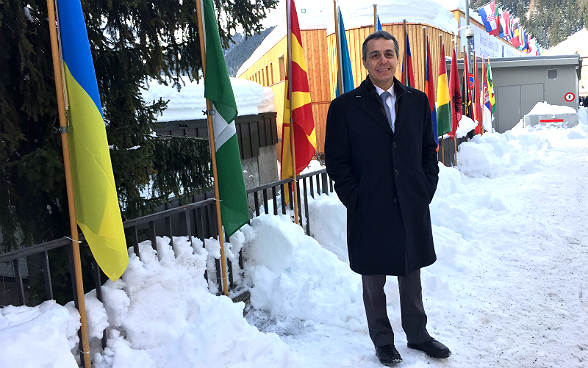 Le conseiller fédéral Cassis devant le Palais des congrès de Davos.