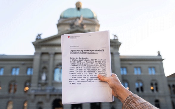 La bozza del rapporto Stato delle relazioni Svizzera–UE. Sullo sfondo il Palazzo federale.
