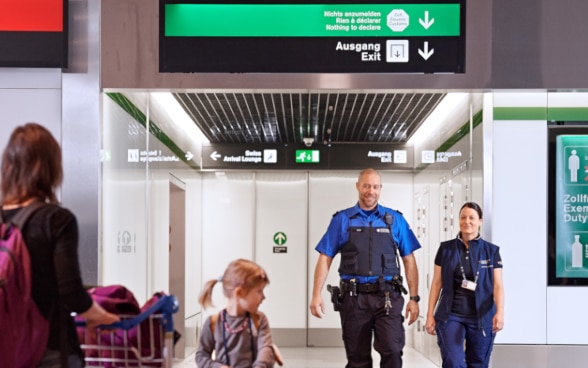 Guardie di frontiera svizzere all'aeroporto.