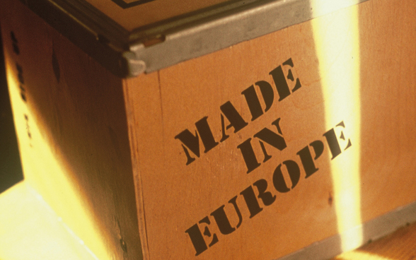 Caisse de marchandises portant la mention « Made in Europe »