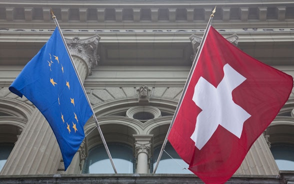 Bandiera svizzera e dell'Unione europea