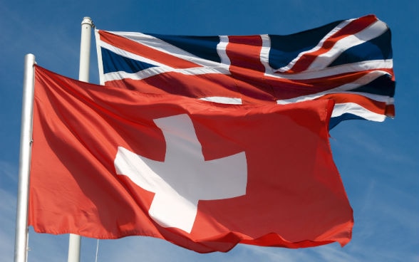 Bandiere della Svizzera e del Regno Unito