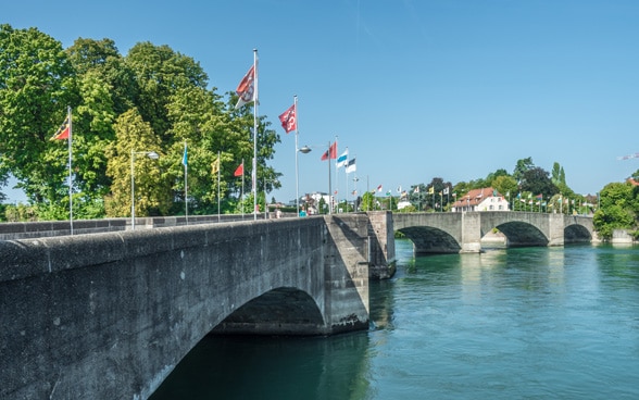 Die alte Rheinbrücke verbindet den schweizerischen und deutschen Stadtteil von Rheinfelden. Sie steht für die engen Beziehungen der Schweiz mit den EU-Mitgliedstaaten.