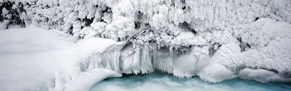 Paesaggio di ghiaccio sull'acqua