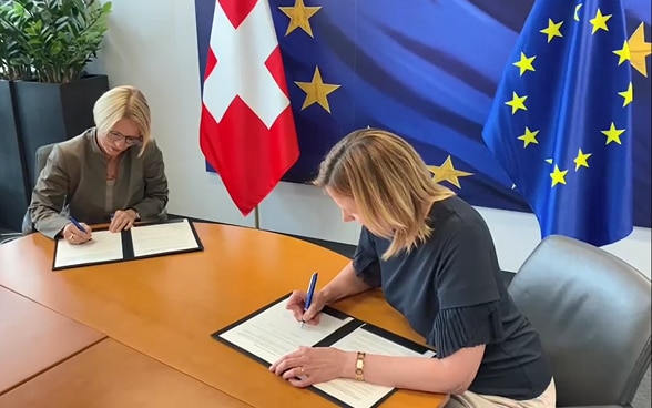 Nach der Sondierungsrunde zum Paketansatz des Bundesrats haben Staatssekretärin Leu und die Generalsekretärin der EU-Kommission Juhansone das MoU unterzeichnet. 