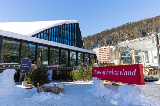 neige, bâtiment, ciel bleu