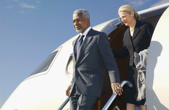 un homme et une femme sortie avion