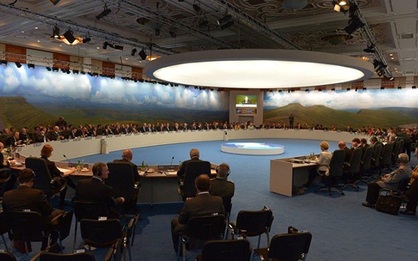 Salle de conférence remplie à l’occasion du sommet de l’OTAN à Newport