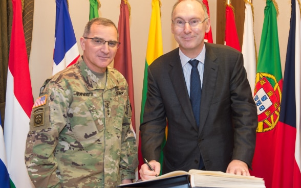 Le SACEUR et le Chef de la Mission suisse à l'OTAN